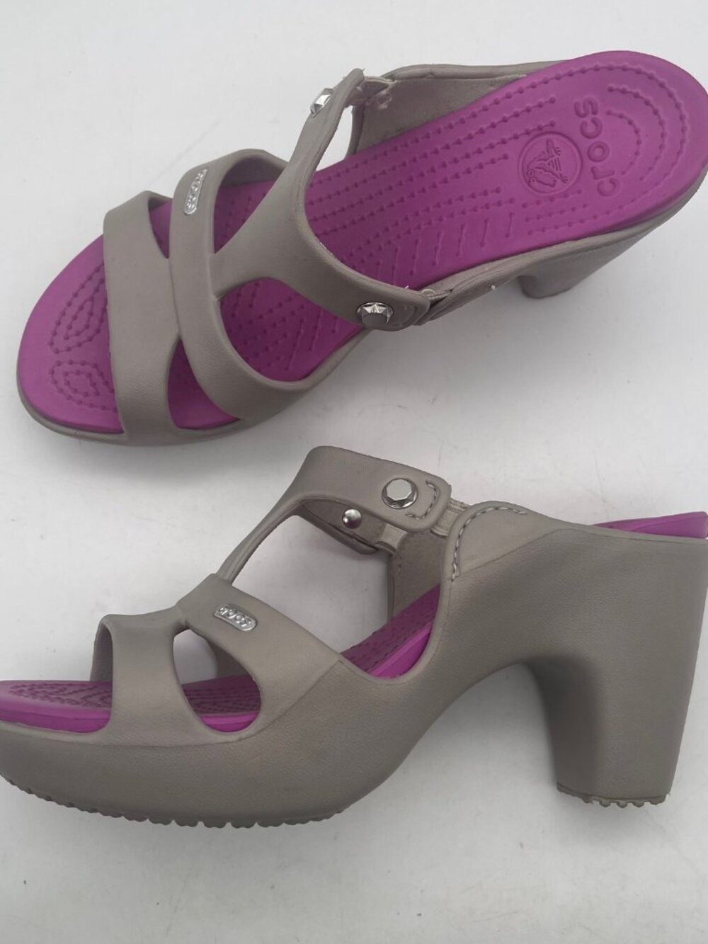 CROCS CYPRUS V HEELS WOMENS US 8 PLATINUM/WILD ORCHID POPULAR VIRAL SANDALS